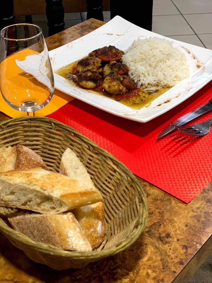Riz blanc accompagné d'une viande en sauce Bobigny