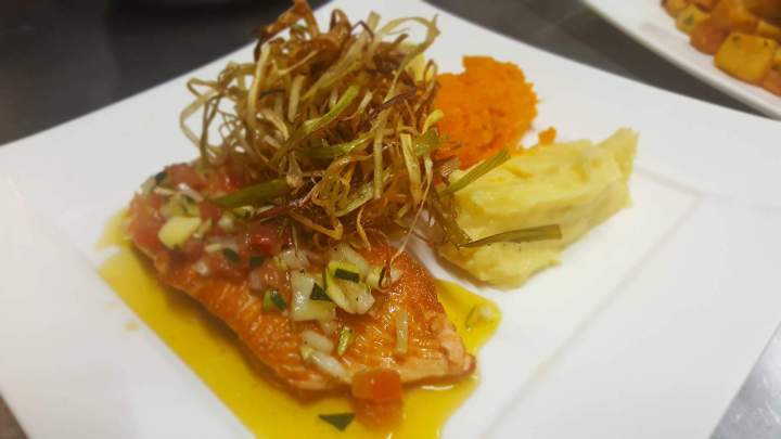 Plat gastronomique de saumon grillé Bobigny