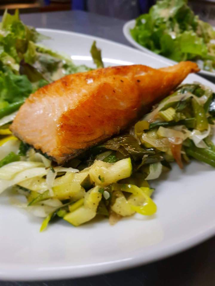 Plat de saumon poêlé sur un lit de poireaux Bobigny